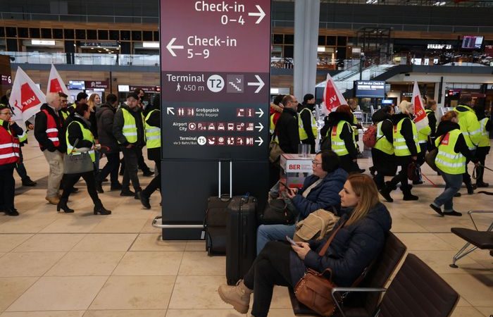 Фото: Сотрудники службы безопасности бастуют в аэропорту Бранденбурга, Германия. (Sean Gallup/Getty Images) | Epoch Times Россия