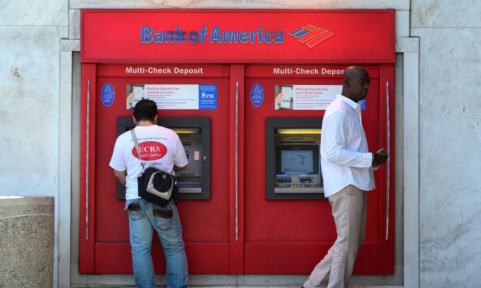 Клиенты банка пользуются банкоматом в Голливуде, штат Калифорния, 20 июля 2012 года. (Frederic J. Brown/AFP/GettyImages) | Epoch Times Россия