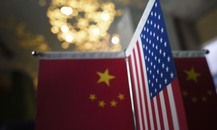 Флаги КНР и США в Пекине, 16 августа 2017 г. (Wang Zhao/AFP via Getty Images) | Epoch Times Россия