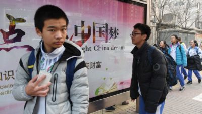 В Китае началась новая волна пандемии, поражающая школы по всей стране