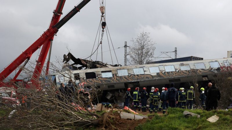 Спасатели работают на месте аварии, где столкнулись два поезда, недалеко от города Лариса, Греция. (Alexandros Avramidis/Reuters) | Epoch Times Россия