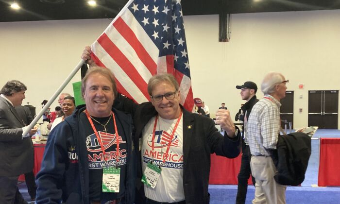 Джон Вердербер (слева) и его брат Джозеф размахивают американским флагом на Консервативной конференции политических действий 2 марта 2023 года. (Janice Hisle/The Epoch Times)
 | Epoch Times Россия