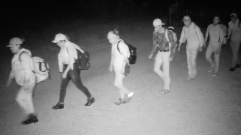 С момента вступления Байдена в должность в США находится 1,5 млн «беглецов-нелегалов» Камера слежения фиксирует нелегальных иностранцевночью, проходящих по участку владельца ранчо в округе Кинни, штат Техас, в сентябре 2022 года. (Courtesyof a rancher) | Epoch Times Россия