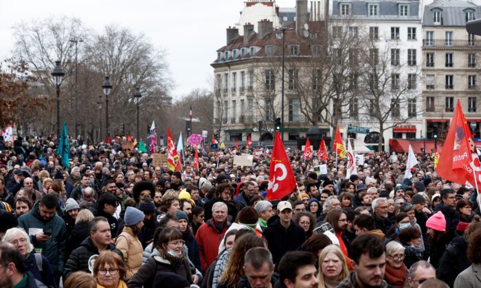 Демонстранты участвуют в акции протеста против пенсионной реформы в Париже 11 марта 2023 года (Benoit Tessier/Reuters) | Epoch Times Россия