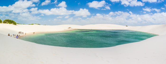 Неземная красота: в сюрреалистических дюнах каждый год появляются бирюзовые лагуны с живой рыбой