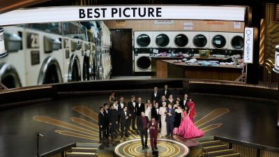Комедия «Всё, везде и сразу» получила главный приз на церемонии вручения «Оскара» в Лос-Анджелесе