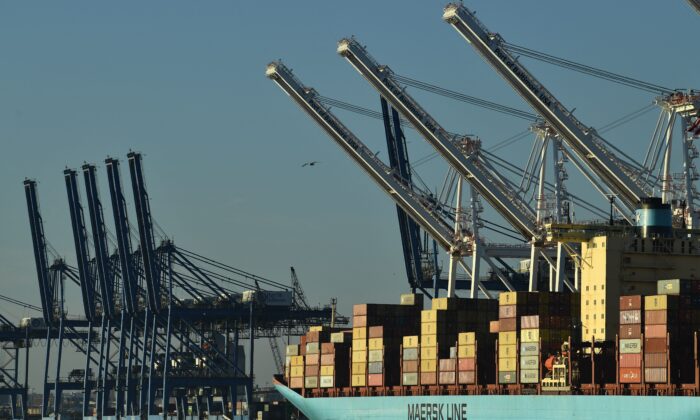 Краны укладывают грузовые контейнеры в порту Балтимора, штат Мэриленд, 10 ноября 2021 года. (Brendan Smialowski/AFP via Getty Images)
 | Epoch Times Россия