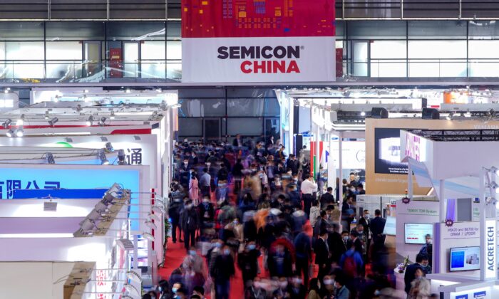 Люди посещают Semicon China, выставку полупроводниковых технологий в Шанхае, Китай, 17 марта 2021 года. (Aly Song/Reuters)
 | Epoch Times Россия
