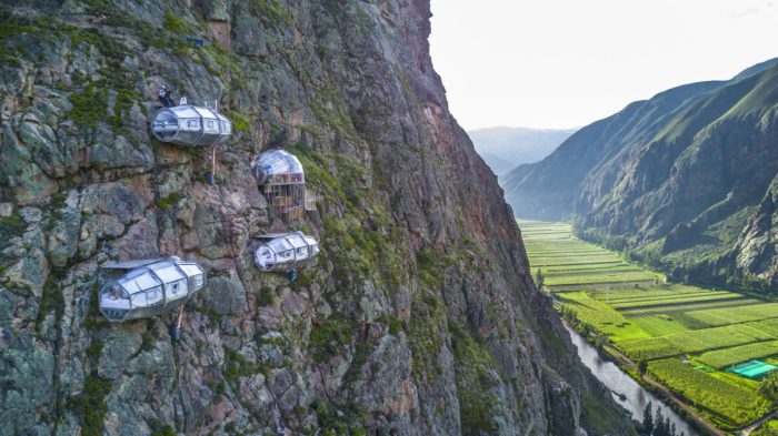 Прозрачные капсулы, свисающие с 400-метровой горы, предлагают невероятные виды, но они не для слабонервных