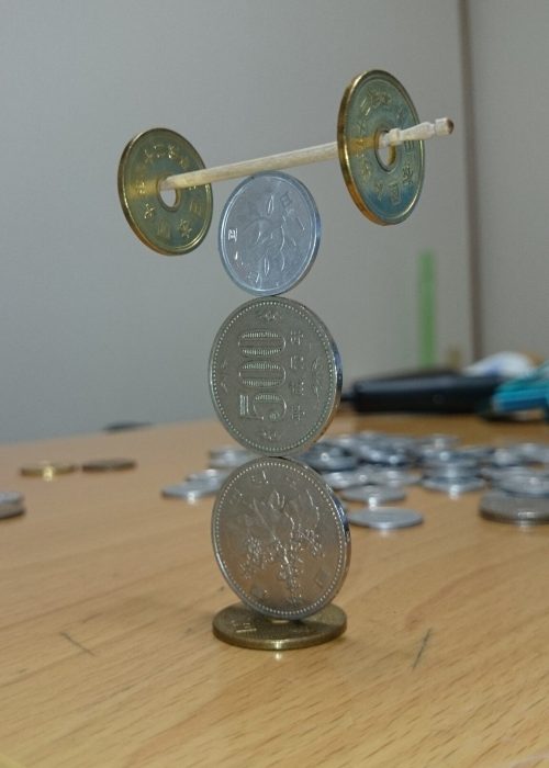 Японец с феноменально ловкими руками выкладывает необычные фигуры из монет