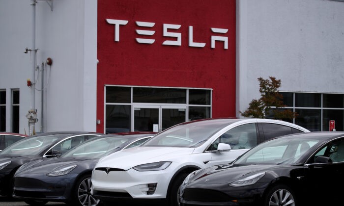 Автомобили Tesla припаркованы перед выставочным залом и сервисным центром Tesla в Берлингейме, Калифорния, 20 мая 2019 года. (Justin Sullivan/Getty Images)
 | Epoch Times Россия