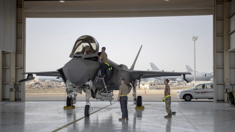Пилот и экипаж истребителя F-35 готовятся к выполнению задания на авиабазе Аль-Дафра в Объединённых Арабских Эмиратах 5 августа 2019 года. (Staff Sgt. Chris Thornbury/U.S. Air Force via AP) | Epoch Times Россия