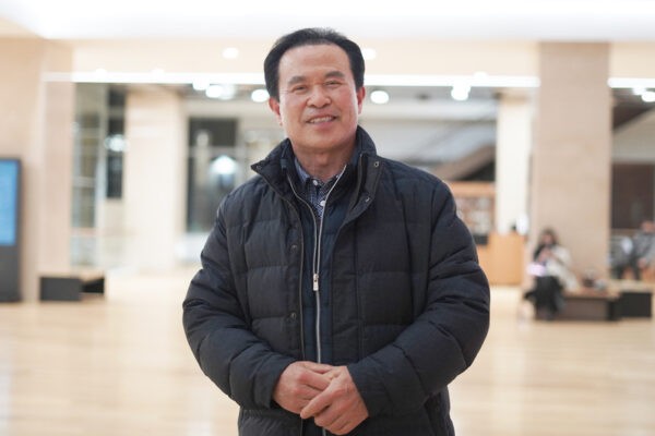 Ю Ён Хо, президент компании по производству электроники, на шоу Shen Yun Performing Arts в Национальном театре в Сеуле, Южная Корея, 18 февраля 2023 года. (Lee You-jung/The Epoch Times)