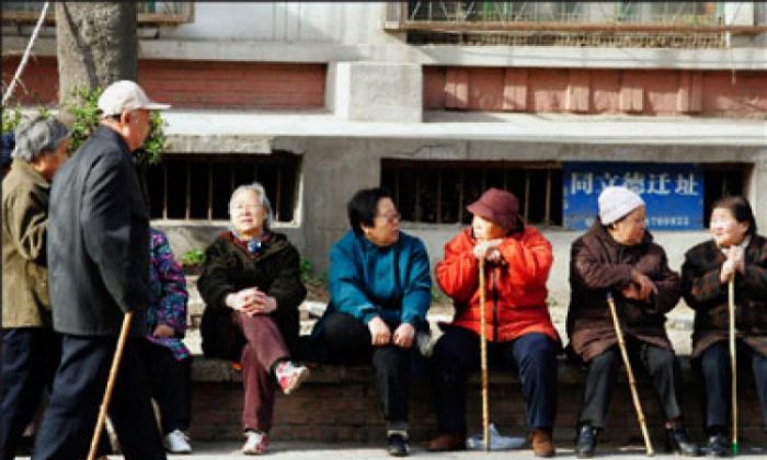 В Китае растёт число пожилых людей. Молодая пара, родившаяся в 80-х годах, является единственным опекуном четырёх стареющих родителей. (Getty Images) | Epoch Times Россия