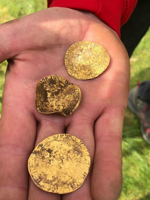 Найденный искателями клад с монетами оценивается в 150 000 фунтов стерлингов