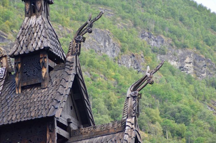 800-летняя церковь в Норвегии была построена в скандинавских традициях, но во славу апостола