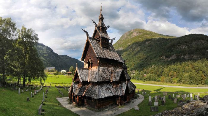 800-летняя церковь в Норвегии была построена в скандинавских традициях, но во славу апостола