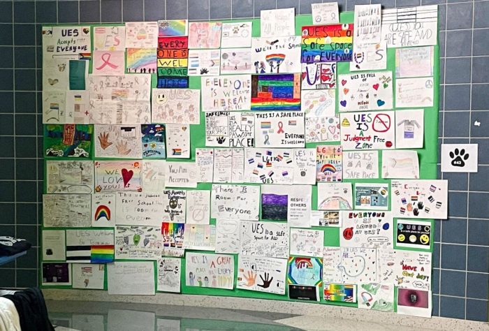 За критику ЛГБТ-баннеров в школе мать младшеклассников обвинили в «угрозе безопасности»