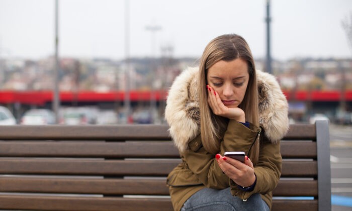 Активные пользователи социальных сетей в два раза чаще впадают в депрессию, чем малоактивные пользователи, поэтому родителям важно подумать об ограничении доступа подростка или предложить ему более полезные занятия. (Eightshot Images/Getty Images) | Epoch Times Россия