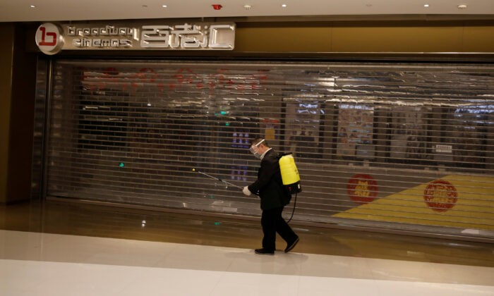 Сотрудник с дезинфицирующим оборудованием проходит мимо закрытого кинотеатра в торговом центре в Пекине, поскольку страна поражена вспышкой нового коронавируса. 3 февраля 2020 г. (Carlos Garcia Rawlins/Reuters)
 | Epoch Times Россия