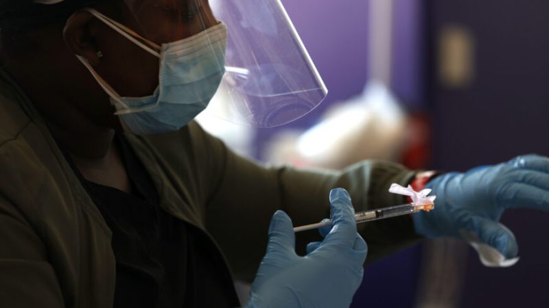 Медсестра вводит вакцину от COVID-19 во время мероприятия, проводимого «Сан-Франциско 49ерс» и другими группами в Санта-Кларе, Калифорния, 8 апреля 2021 года. (Justin Sullivan/Getty Images) | Epoch Times Россия