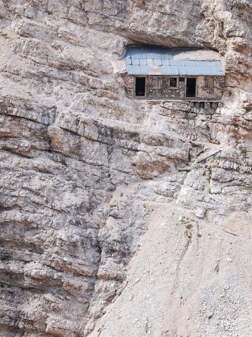 Отреставрирован тайник времён Первой мировой войны на отвесной скале в Доломитовых Альпах