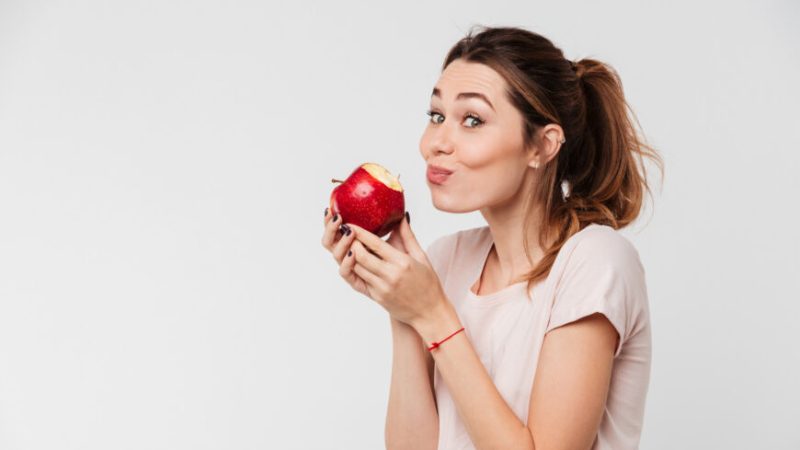 Простое включение хорошего яблока — то есть 100% органического — в ваш ежедневный рацион должно быть чрезвычайно приятным. (Dean Drobot/Shutterstock) | Epoch Times Россия