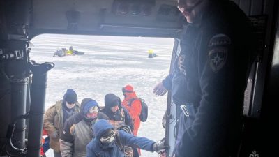 Спасатели сняли 45 рыбаков с дрейфующей льдины в Сахалинской области (видео)