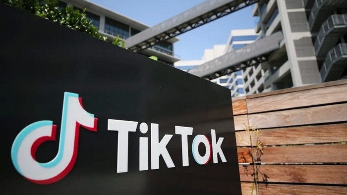 Логотип TikTok отображается возле офиса TikTok 27 августа 2020 года в Калвер-Сити, Калифорния. Фото: Mario Tama/Getty Images | Epoch Times Россия