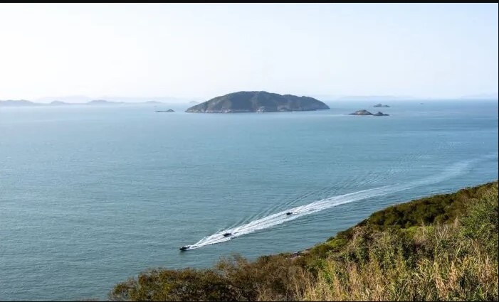 Три военных катера Тайваньского десантного разведывательно-патрульного подразделения патрулируют острова Мацу 9 апреля 2023 года. (Yan Zhao/AFP via Getty Images | Epoch Times Россия
