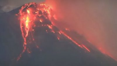 Извержение Шивелуча оставило жителей близлежащих посёлков без солнца (видео)