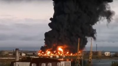 В Севастополе горит нефтебаза после атаки на неё двух беспилотников (видео)