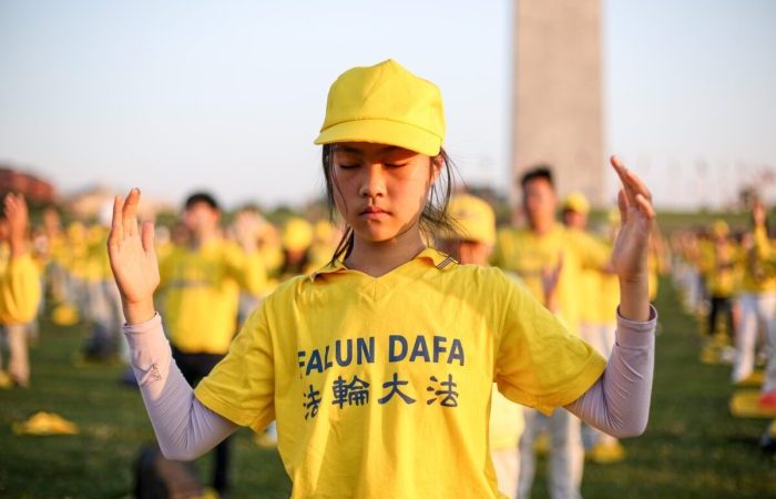 Эксперт: Приверженцы Фалуньгун вносят значительный вклад в возрождение традиционных ценностей древнего Китая Последователи Фалуньгун делают упражнения в Вашингтоне 16 июля 2021 года. (Samira Bouaou/The Epoch Times) | Epoch Times Россия