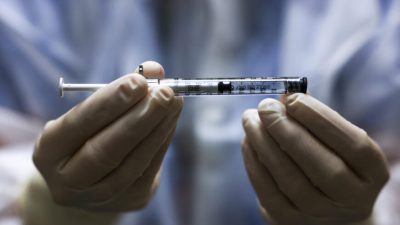 США впервые выплачивают компенсацию пострадавшим от вакцины против COVID-19