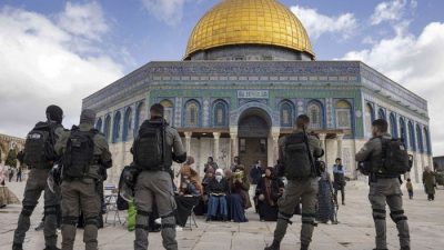 Полиция Израиля задержала 350 палестинцев в мечети Аль-Акса