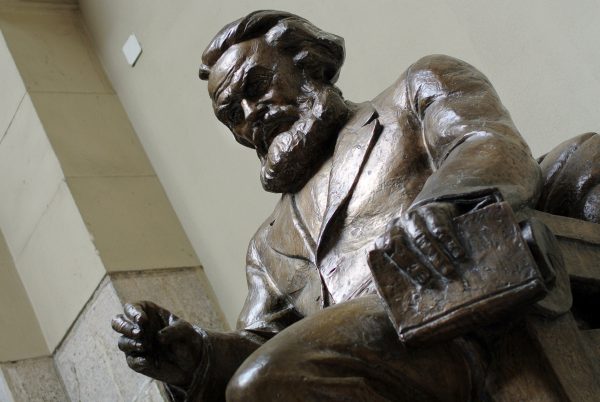 Статуя Карла Маркса в здании Университета Корвинуса в Будапеште 4 сентября 2014 года. (Attila Kisbenedek/AFP/Getty Images)