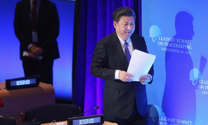 Китайский лидер Си Цзиньпин готовится к выступлению на саммите лидеров по укреплению мира в рамках 70-й ежегодной Генеральной Ассамблеи ООН в штаб-квартире ООН в Нью-Йорке, 28 сентября 2015 г. (Chip Somodevilla/Getty Images) | Epoch Times Россия