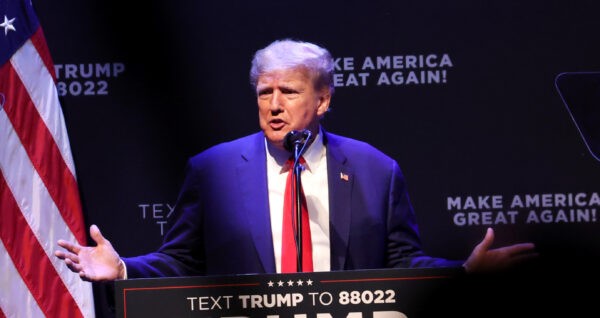 Бывший президент Дональд Трамп выступает перед гостями, собравшимися на мероприятии в театре Адлер в Давенпорте, штат Айова, 13 марта 2023 года. (Scott Olson/Getty Images) Предполагаемое финансирование семьи Байдена Китаем в центре внимания республиканской партии