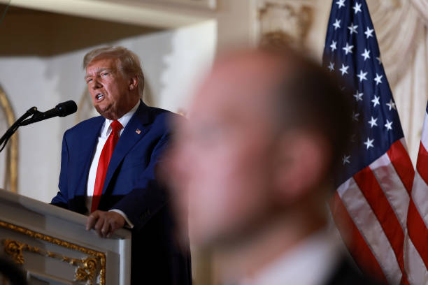 Бывший президент США Дональд Трамп выступает на мероприятии в клубе Mar-a-Lago 4 апреля 2023 года в Уэст-Палм-Бич, Флорида. (Joe Raedle/Getty Images) | Epoch Times Россия