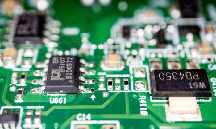 Полупроводниковые микросхемы на печатной плате 17 февраля 2023 года. (Florence Lo/Illustration/Reuters)
 | Epoch Times Россия