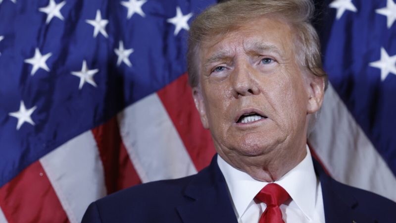 Экс-президент Дональд Трамп даёт интервью журналистам перед своей речью на ежегодной Конференции консервативных политических деятелей (CPAC) в Национальном Харборе, штат Мэриленд, 4 марта 2023 года. (AnnaMoneymaker/GettyImages) | Epoch Times Россия