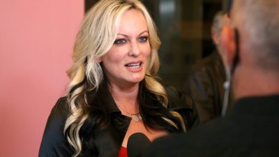 Суд обязал Сторми Дэниелс выплатить Трампу почти $122 000 за судебные издержки по старому иску