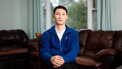 В Китае 69-летнюю мать солиста Shen Yun Стивена Вана приговорили к четырём годам тюрьмы за её веру