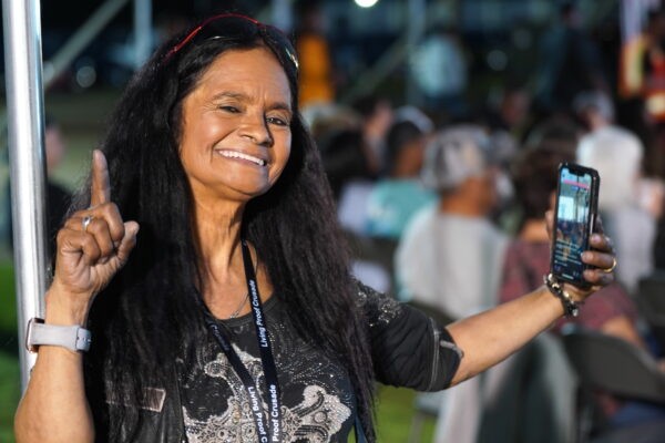 Роуз Хайме указывает на небо во время службы Living Proof Tent Crusadв Бейкерсфилде, Калифорния, 12 марта 2023 года.(Allan Stein/The Epoch Times)