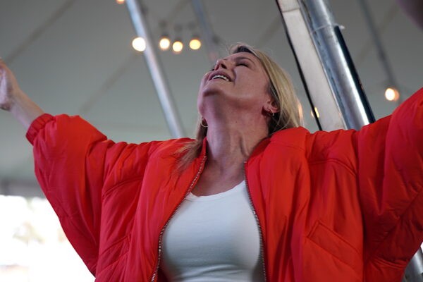 Женщина держит руки поднятыми в молитве во время службы Living Proof Tent Crusad в церкви в Бейкерсфилде, Калифорния, 12 марта 2023 года.(Allan Stein/The Epoch Times)