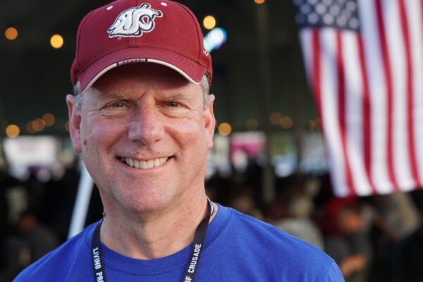 Рик Грюневальд из Вашингтона и более 1500 других евангельских христиан посетили службу Living Proof Tent Crusad на открытом воздухе в Бейкерсфилде, Калифорния, 12 марта 2023 года. (Allan Stein/The Epoch Times)