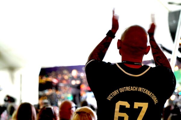 Мужчина аплодирует во время церковной проповеди в Бейкерсфилде, Калифорния, 12 марта 2023 года. (Allan Stein/The Epoch Times)