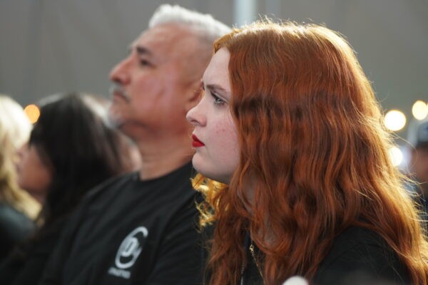 Молодая женщина слушает в восторженной тишине во время службы Living Proof Tent Crusadв Бейкерсфилде, Калифорния, 12 марта 2023 года.(Allan Stein/The Epoch Times)