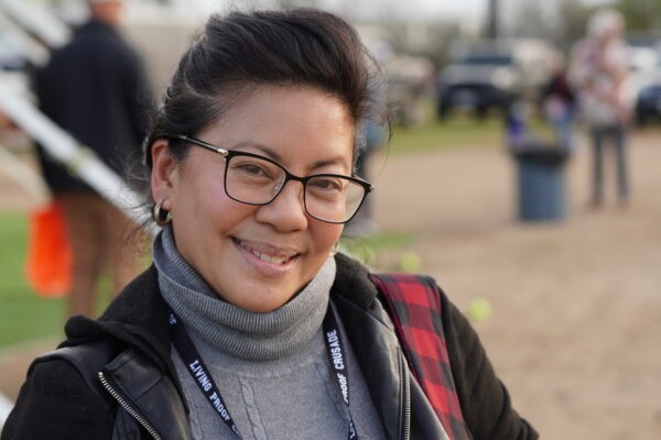 Розалин Гальего из Теннесси сказала, что, по её мнению, злые силы действуют против Америки, когда она посетила церковную службу на открытом воздухе в Бейкерсфилде, Калифорния, 12 марта 2023 года. (Allan Stein/The Epoch Times)