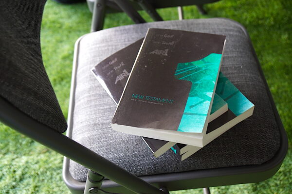 Тома Нового Завета лежат на стуле во время службы Living Proof Tent Crusad в Бейкерсфилде, Калифорния, 12 марта 2023 года.(Allan Stein/The Epoch Times)